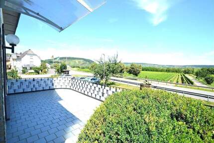 Großzügiges, familienfreundliches Haus mit Garten, drei Etagen, Garage, voll unterkellert und mit attraktivem Weitblick - Ensch