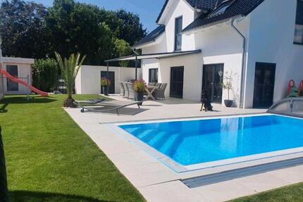 Einfamilienhaus mit überdachtem Salzwasserpool in Rheinberg Wesel
