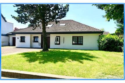 Schönes, individuelles Einfamilienhaus, mit einem großen Raumangebot von 8 Zimmern in schöner Lage!! - Korschenbroich