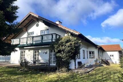 Charmantes Einfamilienhaus mit Einliegerwohnung, Pool und herrlichem Grundstück in Obertaufkirchen
