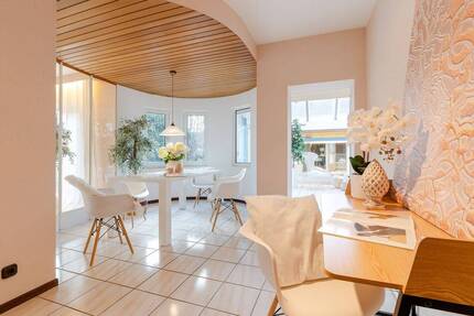 Attraktives Wohnensemble mit 5 Stellplätzen, 2 Garagen und Potenzial zur individuellen Gestaltung - Mainz Hechtsheim