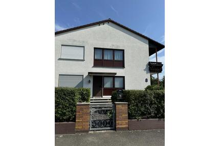 Charmantes Zweifamilienhaus mit schönem Garten und Garagen - Groß-Rohrheim