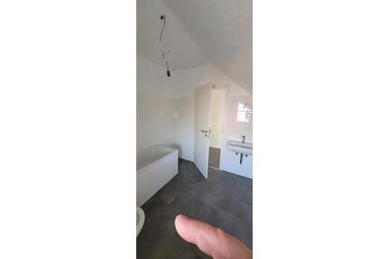 Helle 2 Zimmer DG Wohnung - 990,00&nbsp;EUR Kaltmiete, ca.&nbsp; 62,00&nbsp;m&sup2; in Frankfurt am Main (PLZ: 60437) Bonames