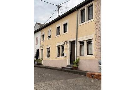 EHEMALIGES WOHN- UND GESCHÄFTSHAUS - Herforst