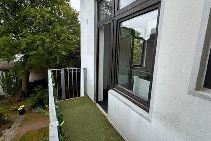 Helle Altbauwohnung mit groß. Räumen und Balkon in Bremerhaven