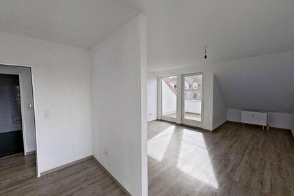 Renovierte 4-Zimmer-Dachgeschosswohnung mit Charakter und sonnigem BALKON - Ronnenberg