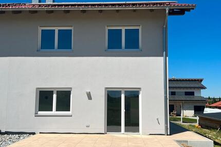 Modernes Smart-Home in Reisbach: DHH mit PV-Anlage & Einbauküche