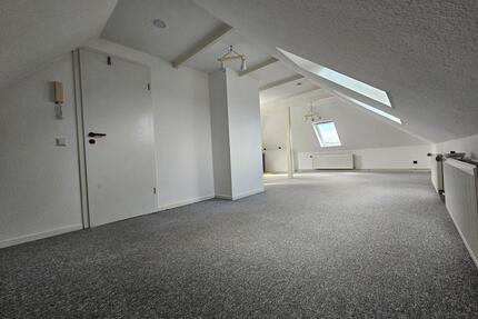 1 Zi Dachgeschoßwohnung zum 01.05.2026 in Büdelsdorf zu vermieten