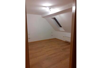 helle 3 Zimmer Dachgeschosswohnung - Kumhausen
