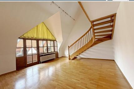 Zentrale 3-Zimmer-Wohnung mit Galerie, Balkon und Blick auf die Martinskirche - Landshut