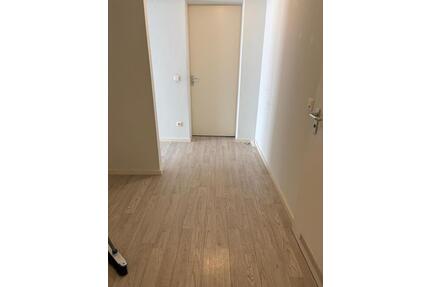 1 Zimmer mit eigenem Eingang, Flur und WC in einer 4-Zi-Wohnung - Potsdam Drewitz