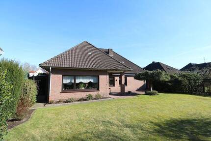 Topgepflegter Walmdachbungalow in beliebter Lage mit Ausbaureserve, Garage und schönem Garten - Cloppenburg