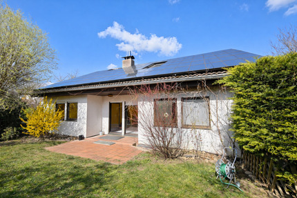 Bungalow mit Einliegerwohnung, 2 Garagen und großem Garten - Sachsenheim Kleinsachsenheim