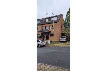 Schönes vermietetes 2-Familienhaus mit 2 Garagen in ruhiger Anliegerstraße in Hürth-Fischenich