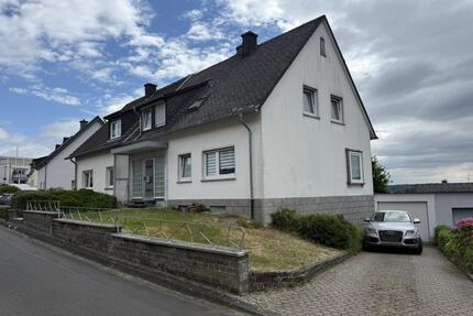 Bitburg Kleverberg; Doppelhaus mit Garten und Garage