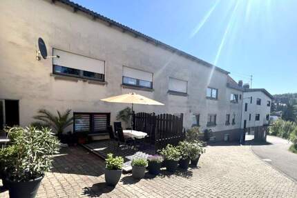 Familienfreundliches Zweifamilienhaus mit Kamin, Garten und besonderem Freizeitbereich - Friedrichsthal