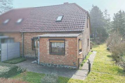 Gemütliches Zuhause mit Potential- Doppelhaushälfte mit großem Grundstück - Groß Nemerow