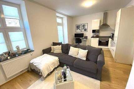 Frei ab sofort 2 - Zimmer-Wohnung im 1. Obergeschoss mit Aufzug Einbauküche Balkon - Bitburg