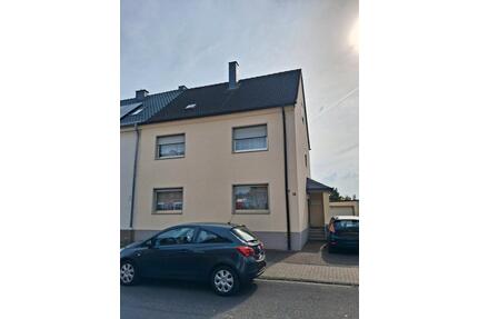 Gepflegtes Zweifamilienhaus mit Garten und Doppelgarage - Kerpen Buir