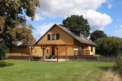 gepflegtes Einfamilienhaus mit Einliegerwohnung und Bauplatz in Gusborn