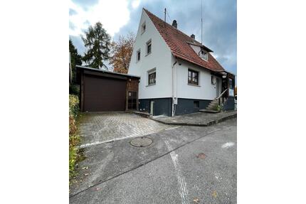 Wohnhaus mit Sommergarten, Terrasse und Garten, Garagen, Carport. - Sonnefeld