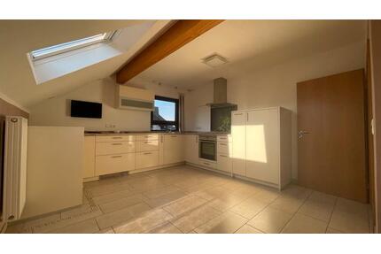 Gepflegte 3 Zimmer-Dachgeschosswohnung mit Garage und Balkon - Steinebach/Sieg