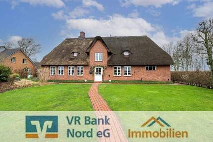 Reetgedecktes Friesenhaus mit Carport und optionalem Freizeitgrundstück in Ortsrandlage - Niebüll