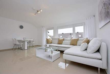 Modern möblierte DG-Wohnung mit Balkon und Internet in Stuttgart Fasanenhof