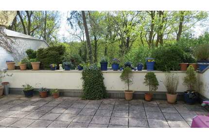 Berlin-Grunewald, beste Lage im EG aber(!) zur Waldseite 1.OG durch Hanglage mit großer Süd-Terrasse und herrlichem Blick in die Natur - Einzelgarage