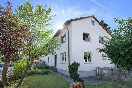 VIEL PLATZ & RUHIGE LAGE: ZWEIFAMILIENHAUS IN RÜCKERSDORF