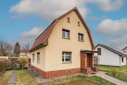 Einfamilienhaus mit großem Garten und Mansarddach im Buntzelkiez - Berlin Grünau