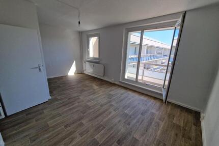 **FRSICH RENOVIERT** 2-Zimmer-Wohnung DG Balkon Bad mit Wanne ab Sofort - Cottbus Sachsendorf