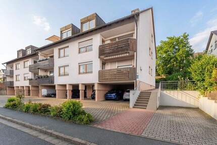 Großzügige 3-Zi-Hochparterre-Wohnung mit Balkon und schönem Ausblick in Langenzenn