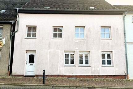 geräumiges Stadthaus mit Zufahrt und 3 Garagen im Zentrum von Penzlin