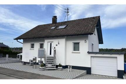 Einfamilienhaus mit Garage und großem Doppelcarport in Königsheim