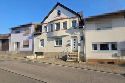 Modernisiertes Reihenmittelhaus mit zwei Wohneinheiten und Garten in Schiffweiler