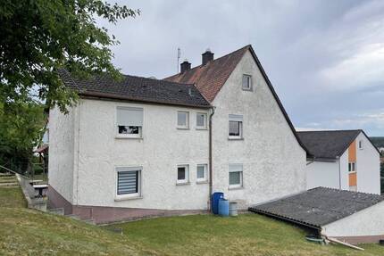 Zweifamilienhaus mit großem Grundstück - Roth - Bernlohe