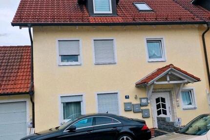Schöne 4 Zimmer Wohnung mit Balkon, Einzelgarage + Eigene Garten - Moosburg an der Isar