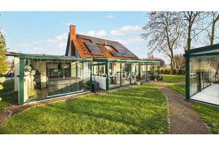 Wohnen auf zwei Ebenen mit besonderem Außenbereich samt Whirlpool im eigenen Poolhaus - Baumgarten Qualitz