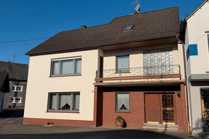 Zwei-Familienhaus mit Garage und Stellplatz, 204 m² - Sohren