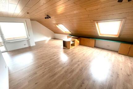 Helle 3-Zimmer DG Wohnung - 950,00&nbsp;EUR Kaltmiete, ca.&nbsp; 92,00&nbsp;m&sup2; in Aspach (PLZ: 71546)