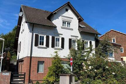 ***Wohnhaus mit „Büroräumen“ mit einem separaten Zugang und mit einem wunderschönen Garten in zentraler Lage in Erbach***