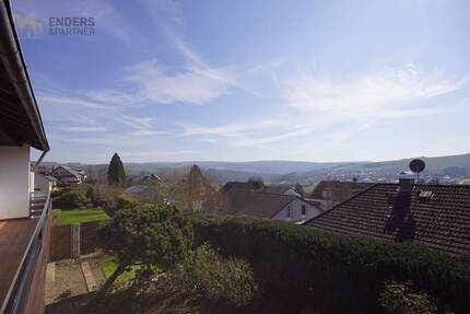 Freistehendes Ein-Zweifamilienhaus mit traumhaftem Ausblick und großem Platzangebot - Gusterath