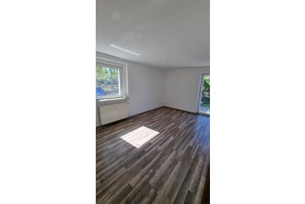 Ruhig & komfortabel wohnen – helle 2-Raum-Wohnung mit Terrasse - Lichtenstein (Sachsen)