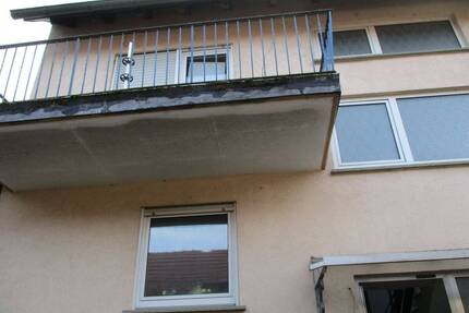 ZFH und Gewerbe auf grossem, teilbarem Grundstück (mehrere Parzellen) mit Entwicklungspotential. Weitere WohnGewerbebebauung Landwirtsch. möglich. - Bergrheinfeld