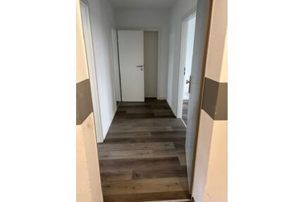 Bergsteigerrabatt sanierte Drei-Raum Wohnung mit Balkon 1 Monat kaltmietfrei - Neukirchen/Erzgebirge