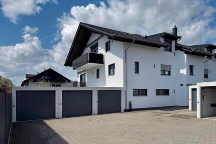 NEUBAU (2022) in ROSENHEIM: Hochwertige 3 ZKB mit Einzelgarage