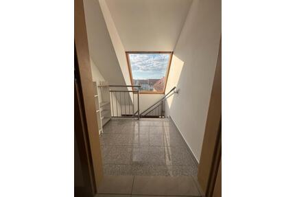 2 Zimmer Dachgeschosswohnung ab sofort zu vermieten - Raunheim
