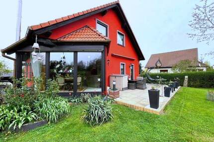 Wohntraum in ländlicher Lage EinfamilienhausEinliegerwohnunggehobene Ausstattung KaminTerrassetoll angelegtes GrundstückXXL Garage Carport - Oberwiera Niederwiera