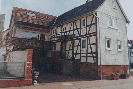 Charmantes Fachwerkhaus mit Anbau, Balkon & großem Gartengrundstü - Fronhausen